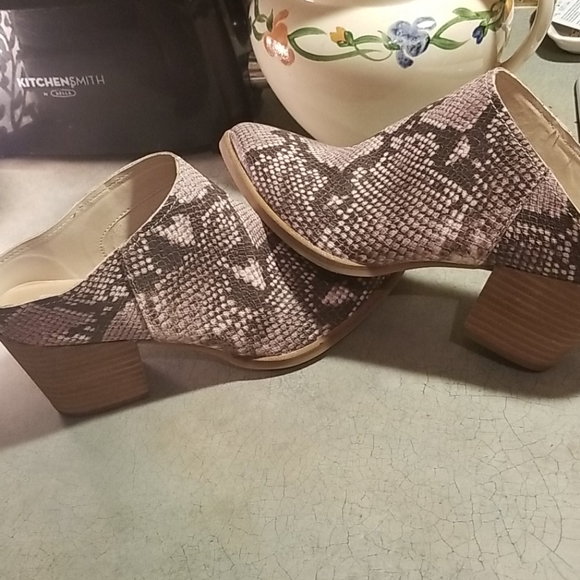 NEW DOLCE VITA "SNAKESKIN"COWBOY MULES - Picture 3 of 6